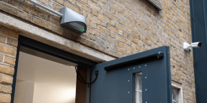 Leuchten für Außenbereiche und Fassaden von Justizvollzugsanstalten