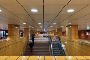 Leuchte Terminus SKII DB installation im Hamburger Hbf.