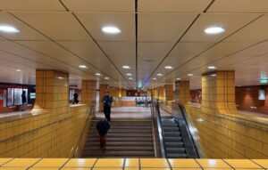 Leuchte Terminus SKII DB installation im Hamburger Hbf.