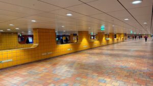 Leuchte Terminus SKII DB installation im Hamburger Hbf.