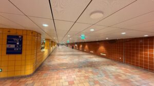 Leuchte Terminus SKII DB installation im Hamburger Hbf.