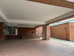 Installierte Leuchte "Tuscan Wall" im Außenbereich der Berufbildenden Schule in Emden.