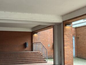 Installierte Leuchte "Tuscan Wall" im Außenbereich der Berufbildenden Schule in Emden.