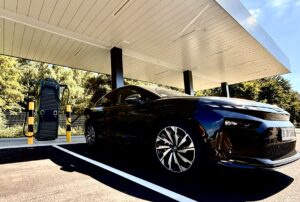 Smarte Beleuchtung für den Schnellladepark in Hammwiede Nord.