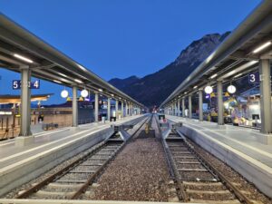 Moderne Beleuchtungslösung für Bahnsteige in Oberstdorf: 74 DPB 100 Leuchten sorgen für sichere, normgerechte und wartungsarme Ausleuchtung.