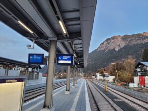 Moderne Beleuchtungslösung für Bahnsteige in Oberstdorf: 74 DPB 100 Leuchten sorgen für sichere, normgerechte und wartungsarme Ausleuchtung.