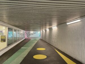 Beleuchtung in einer öffentlichen Personenunterführung der Stadt Aschaffenburg.