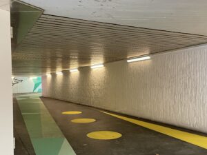 Beleuchtung in einer öffentlichen Personenunterführung der Stadt Aschaffenburg.