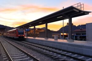 Moderne Beleuchtungslösung für Bahnsteige in Oberstdorf: 74 DPB 100 Leuchten sorgen für sichere, normgerechte und wartungsarme Ausleuchtung.