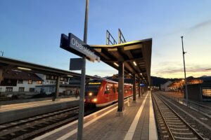 Moderne Beleuchtungslösung für Bahnsteige in Oberstdorf: 74 DPB 100 Leuchten sorgen für sichere, normgerechte und wartungsarme Ausleuchtung.