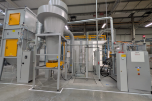 Pulverbeschichtungsanlage in der Designplan Leuchten Produktionsttätte (Werk)).