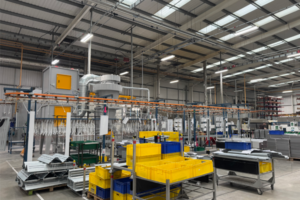 Pulverbeschichtungsanlage in der Designplan Leuchten Produktionsttätte (Werk)).